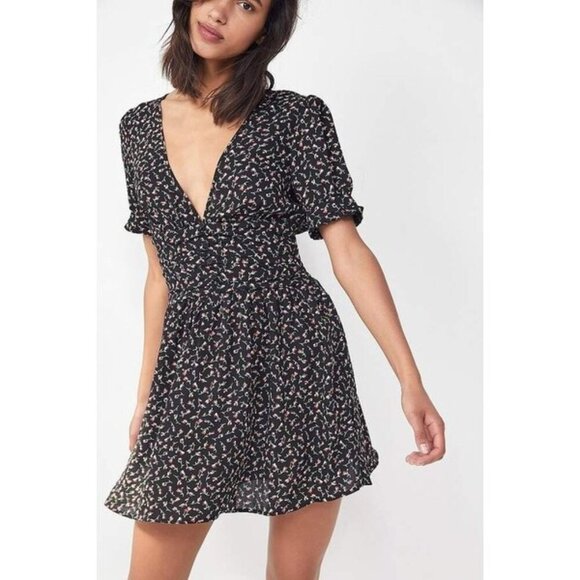 Urban Outfitters Emmy Black Floral V-Neck Ruched Short Sleeve Dress Womens L - Picture 1 of 10